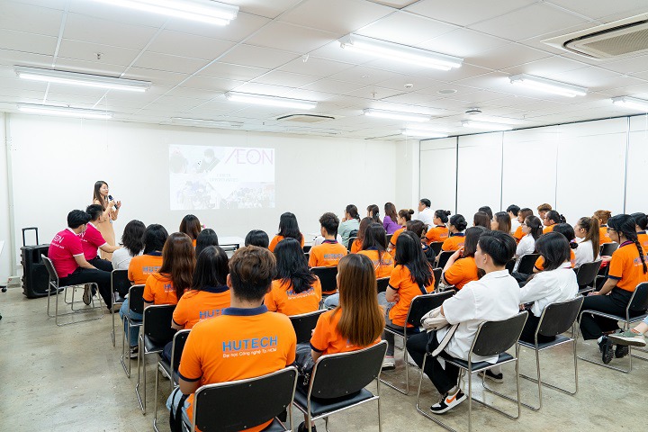 Sinh viên Khoa Nhật Bản học tích luỹ kiến thức thực tế hữu ích từ chuyến tham quan Trung tâm mua sắm AEON Bình Tân 62