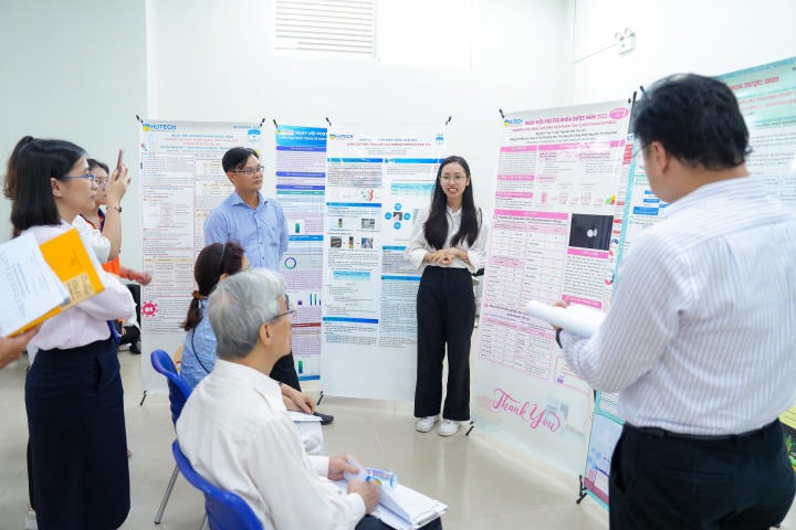 Sinh viên Khoa Dược trình bày báo cáo nghiên cứu khoa học qua triển lãm poster ấn tượng 107
