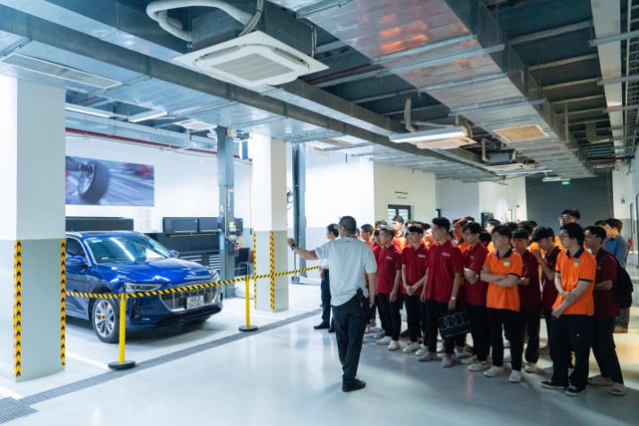 [Video] Giờ học giá trị của sinh viên ngành Công nghệ kỹ thuật ô tô, Công nghệ ô tô điện HUTECH tại showroom Audi lớn nhất Việt Nam 77