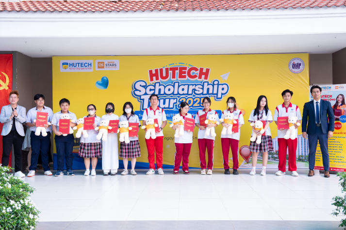 HUTECH Scholarship Tour 2025: Trao 32 suất học bổng trị giá 25% học phí toàn khóa cho học sinh Trường THPT Nguyễn Hữu Thọ (TP.HCM) 18