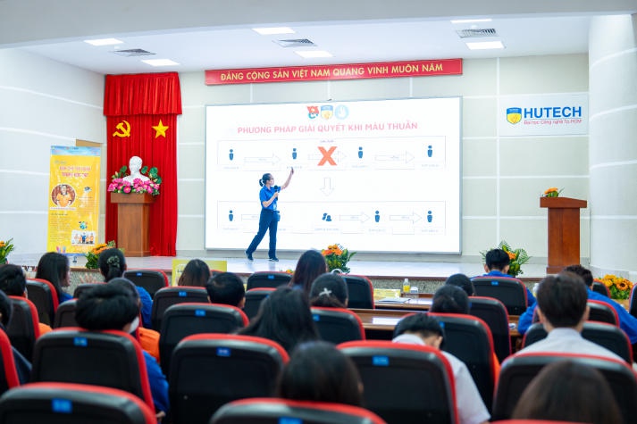 Trần Mỹ Uy - sinh viên Khoa Marketing - Kinh doanh quốc tế giành Quán quân cuộc thi HUTECH Young Leaders 2024 125