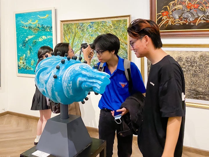 Sinh viên Nghệ thuật số HUTECH tiếp cận nhiều sản phẩm tranh, tượng tại triển lãm “Thành quả trại sáng tác và sáng tác mới 2023” 33