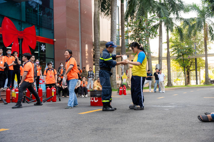 Trang bị kỹ năng ứng phó với hỏa hoạn: HUTECH tổ chức diễn tập PCCC & CNCH tại Thu Duc Campus 78