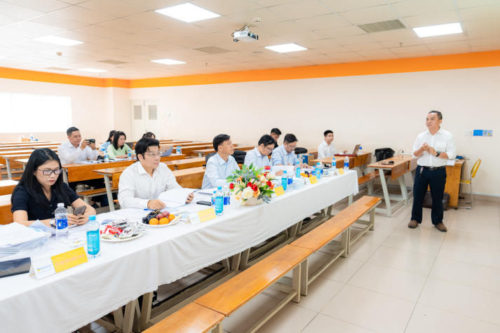 16 học viên cao học ngành Luật kinh tế đề xuất nhiều giải pháp pháp lý thực tiễn trong buổi bảo vệ luận văn/đề án tốt nghiệp 39