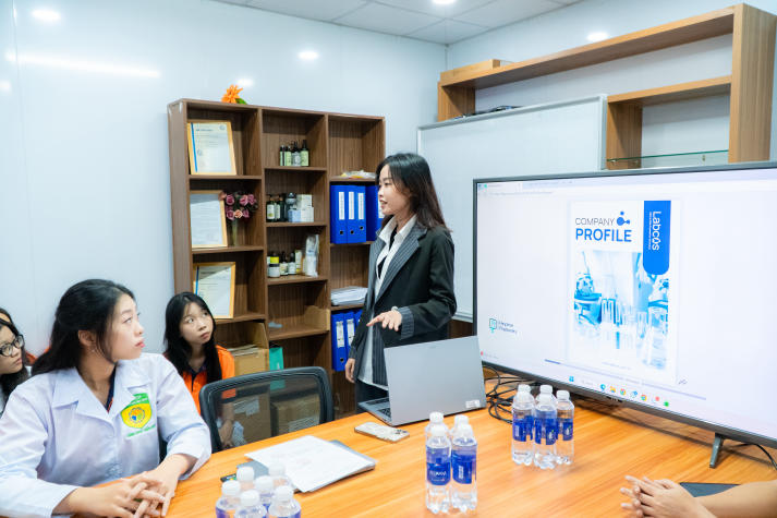 Sinh viên Công nghệ thẩm mỹ khám phá hậu trường ngành làm đẹp tại Nhà máy mỹ phẩm Labcos 30