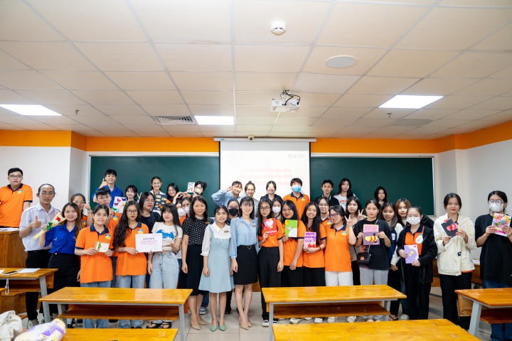 Sinh viên Khoa Trung Quốc học HUTECH thiết kế thiệp mừng ngày Phụ nữ Việt Nam 20/10 240