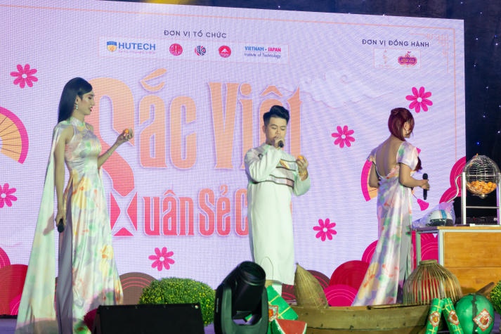 [Video] Khám phá muôn màu sắc Việt tại đêm nhạc “Xuân sẻ chia 2024” của Viện Công nghệ Việt - Nhật 97