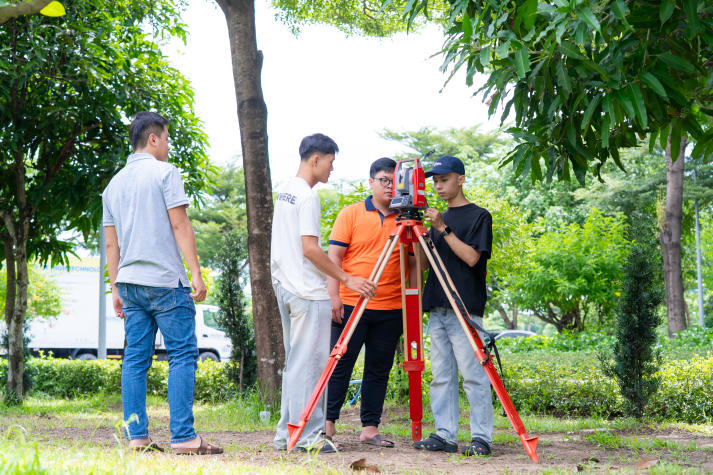 Sinh viên Kỹ thuật xây dựng rèn kỹ năng khảo sát thực địa tại X-Survey 2026 10