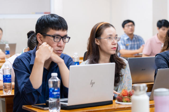 Giảng viên Khoa Quản trị kinh doanh tăng cường năng lực nghiên cứu khoa học với công cụ VOSviewer 31