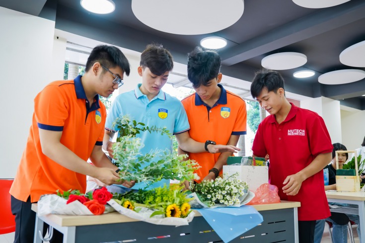 Các bạn sinh viên hào hứng trổ tài cắm hoa HUTECH 1