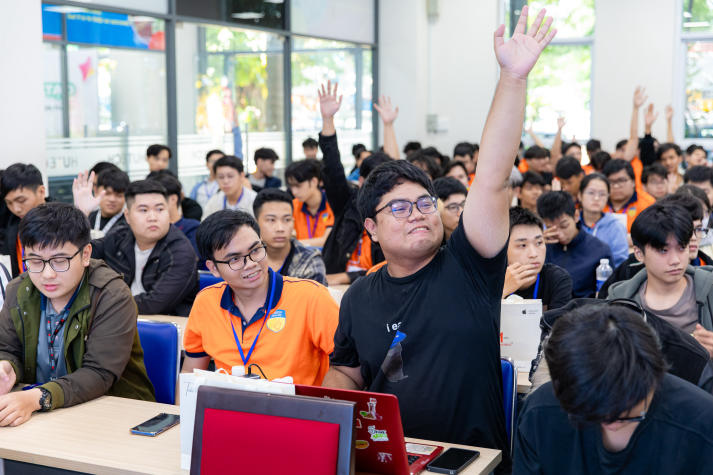 IT-ers HUTECH cùng Gà Tổng “test” MacBook Neo, khám phá công nghệ cho học tập và sáng tạo 65