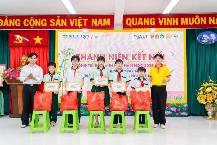 Sinh viên Khoa Tiếng Anh mang trải nghiệm học tập sáng tạo đến học sinh THCS Hà Huy Tập 58