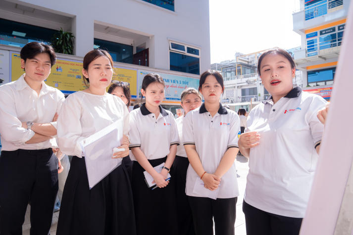 [Video] Hơn 77 dự án của sinh viên VKIT “đổ bộ” triển lãm poster với nhiều ý tưởng chạm thực tiễn 32