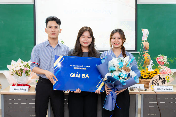 [Ảnh] Tri ân người lái đò: Hoa thay lời cảm mến của sinh viên Trung Quốc học trong ngày Nhà giáo Việt Nam 102