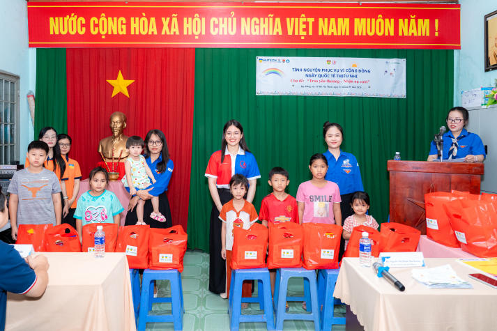 “Trao yêu thương - Nhận nụ cười”: Tuổi trẻ HUTECH rộn ràng mang Tết Thiếu nhi về Khu phố Đông An (Bình Dương) 52