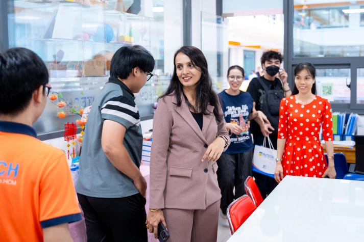 Sinh viên Khoa Dược tiếp cận kỹ thuật phân tích HPLC cùng Viện trưởng Viện Dược Đại học Sigma (Ấn Độ) 62