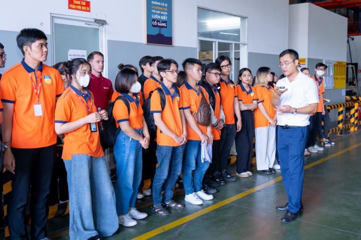 Sinh viên Logistics Viện Đào tạo Quốc tế kiến tập thực tế tại Cty CP ICD Tân cảng Sóng Thần 48