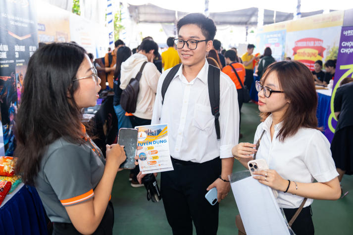 HUTECH-ers gặp chuyên gia, khơi mở bí kíp nghề nghiệp ngay trên giảng đường 125