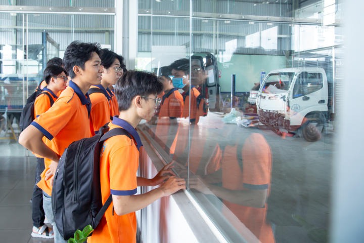 Sinh viên ngành Công nghệ kỹ thuật ô tô trải nghiệm môi trường làm việc thực tế tại Công ty Truck & Bus Hyundai Trường Chinh 30