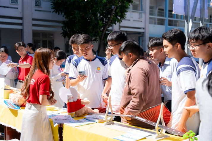 Học sinh THPT khám phá loạt mô hình học thuật sáng tạo tại gian hàng HUTECH 80