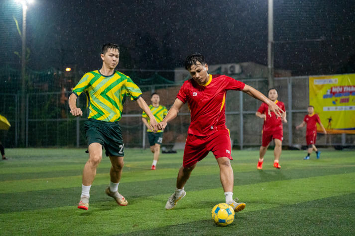 [Hội thao CB-GV-NV HUTECH 2025]: Rực lửa với những cuộc rượt đuổi tỷ số bộ môn Bóng đá nam 102