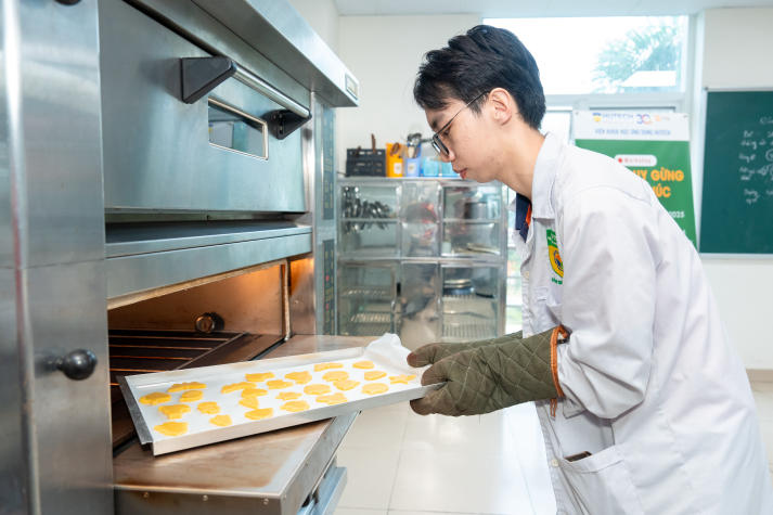 [Video] Sinh viên Công nghệ thực phẩm HUTECH trải nghiệm làm bánh quy gừng, lan tỏa sắc màu Giáng sinh 79