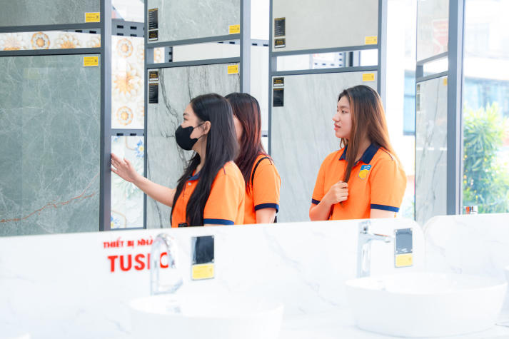 Sinh viên Khoa Marketing - Kinh doanh quốc tế học tập thực tế tại Hoa Sen Home 40