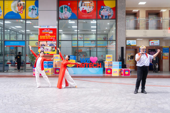 Văn nghệ sân trường chào đón năm học mới 2025-2026 tại HUTECH 47