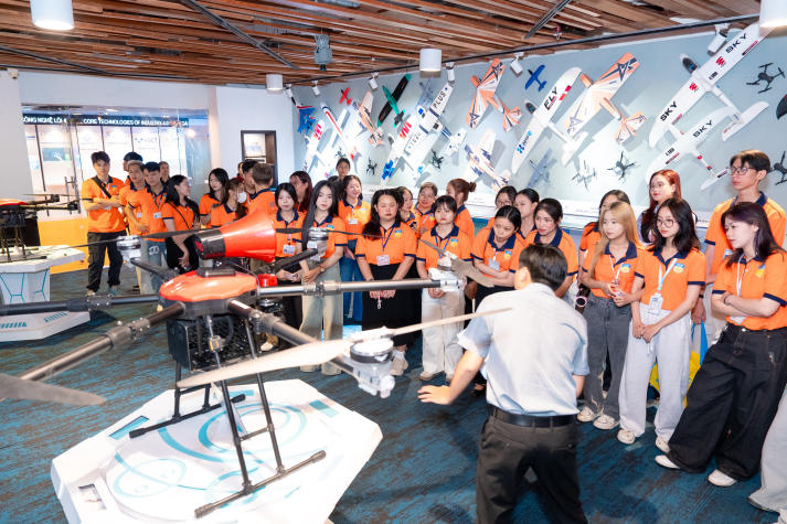 Sinh viên Khoa Khoa học Xã hội và Quan hệ Công chúng khám phá dòng chảy công nghệ tại CT Innovation Hub 4.0 17