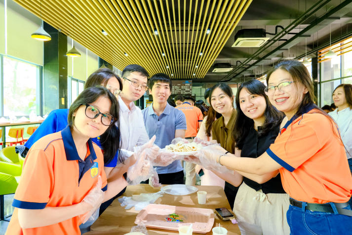Sinh viên Khoa Tài chính - Thương mại giao lưu văn hóa dân gian cùng bạn bè quốc tế tại Chương trình “Wrap & Clap” 37