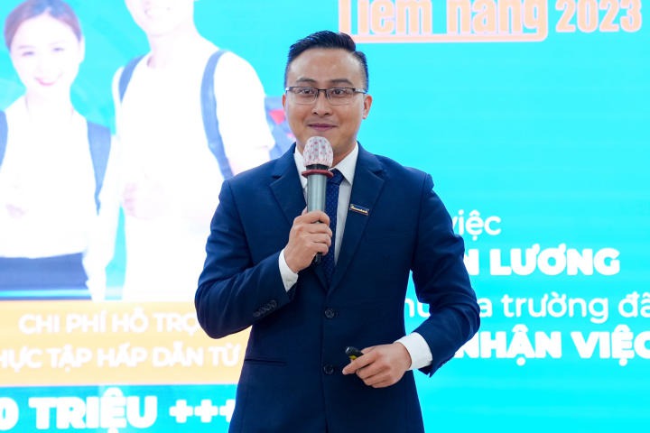 Ông Huỳnh Văn Hòa đã giới thiệu tổng quan về Sacombank cũng như chương trình Thực tập viên tiềm năng đến sinh viên 