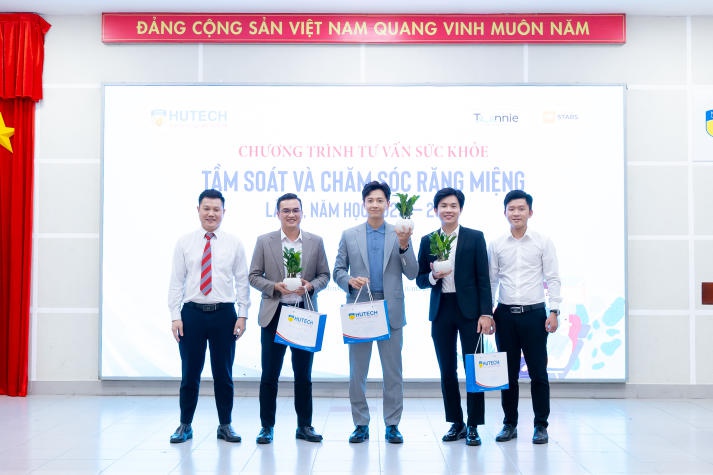 [Video] Sôi nổi buổi giao lưu cùng ca sĩ Ngô Kiến Huy và thăm khám sức khỏe răng miệng của sinh viên HUTECH 37