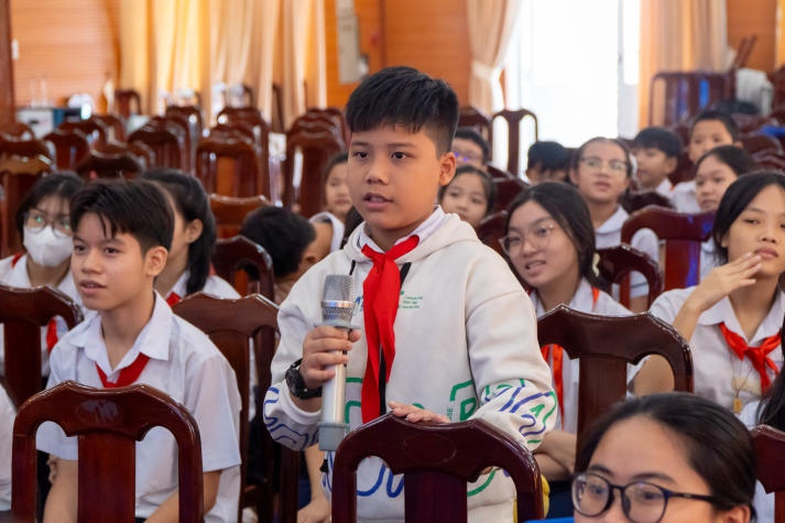 [Ảnh] Khoa Tài chính - Thương mại đồng hành cùng "Tết cho em 2025": Trao niềm vui, nhận yêu thương 69