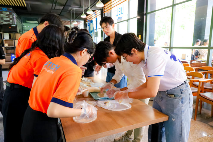 Sinh viên Khoa Tài chính - Thương mại giao lưu văn hóa dân gian cùng bạn bè quốc tế tại Chương trình “Wrap & Clap” 33