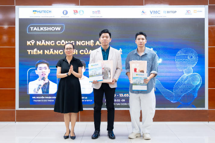 [Ảnh] Sinh viên Khoa Marketing - Kinh doanh quốc tế khám phá tiềm năng AI trong kỷ nguyên số 9