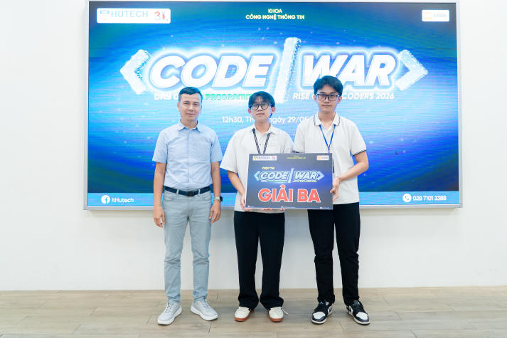 Code theo dòng thời sự, sinh viên Công nghệ thông tin tăng tốc săn vé OLP và ICPC Đà Nẵng tại HUTECH Code War 71