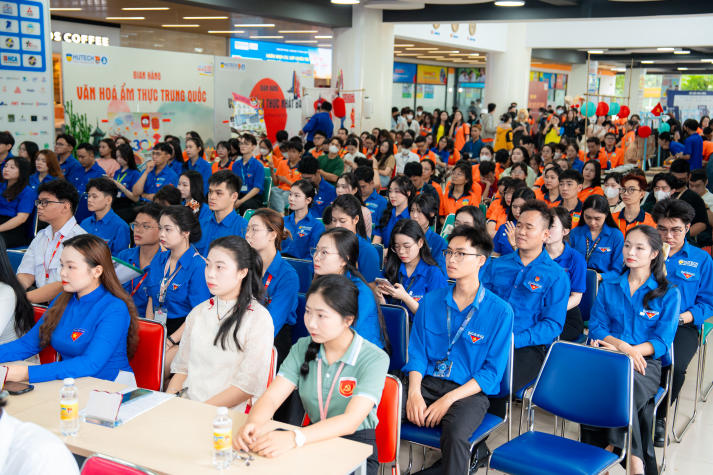 Ngày hội Sinh viên 5 tốt HUTECH năm học 2024 - 2025: Chạm vào hành trình “5 tốt” với không gian triển lãm rèn luyện toàn diện 44