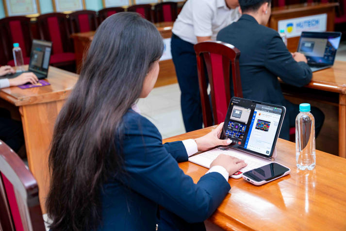 Sinh viên HUTECH săn việc làm hè tại tại HUTECH Summer Job Fair 2025 46