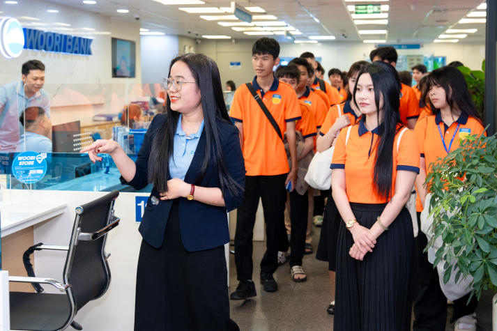 Sinh viên Khoa Tài chính - Thương mại tiếp cận thực tế nghề ngân hàng tại Woori Bank 26