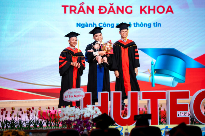 Lễ trao bằng tốt nghiệp HUTECH: Dấu son cho hành trình bền bỉ chinh phục tri thức 33
