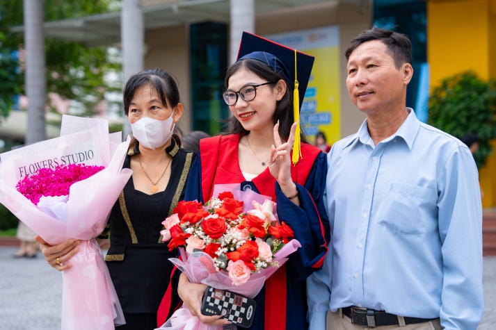 [Video] Nhiều tân Thạc sĩ, Kỹ sư, Cử nhân tri ân cha mẹ tại Lễ Trao bằng tốt nghiệp 27