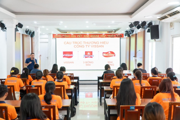 Sinh viên Khoa Tài chính - Thương mại HUTECH tham quan Công ty CP Việt Nam Kỹ nghệ Súc sản VISSAN 72