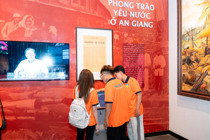 [Ảnh] Sinh viên Khoa Marketing - Kinh doanh quốc khám phá lịch sử, bồi đắp lý tưởng sống trên hành trình về nguồn 71