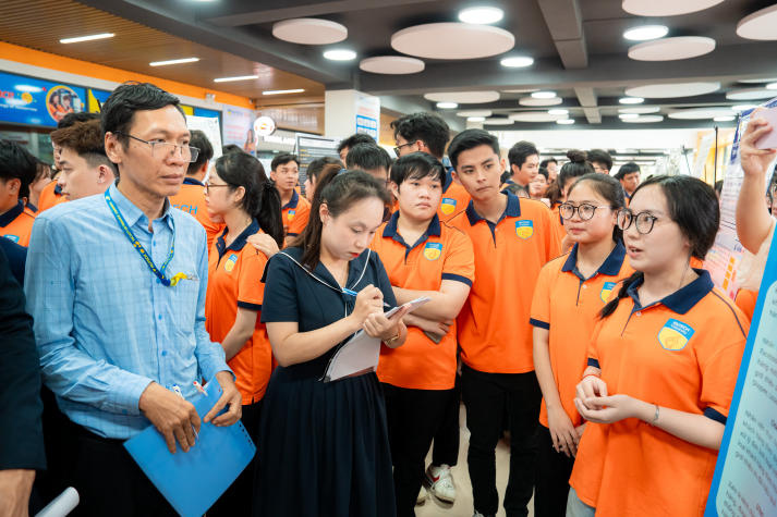 Khi ý tưởng chạm thực tiễn: Sinh viên Khoa Tài chính - Thương mại tỏa sáng tại Trưng bày poster Dự án doanh nghiệp 94
