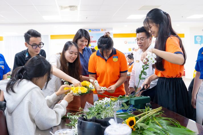 [Ảnh] Sinh viên Khoa Tài chính - Thương mại gửi gắm tình cảm đến thầy cô qua hội thi cắm hoa 21