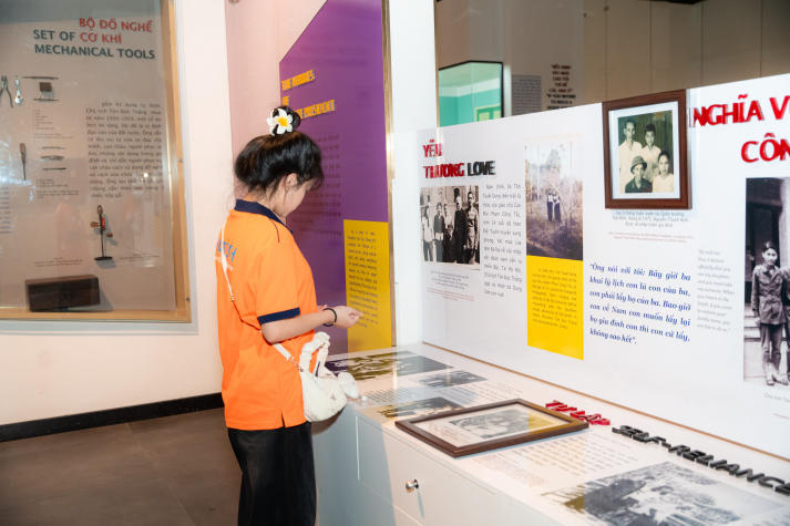 [Ảnh] Sinh viên Khoa Marketing - Kinh doanh quốc khám phá lịch sử, bồi đắp lý tưởng sống trên hành trình về nguồn 52