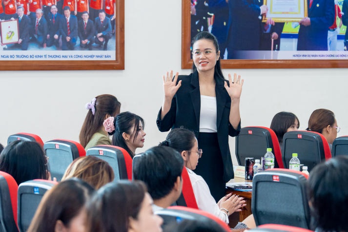 [Video] Sinh viên hào hứng “săn” hơn 1.500 đầu việc hấp dẫn tại “HUTECH International Job Fair 2024” 201