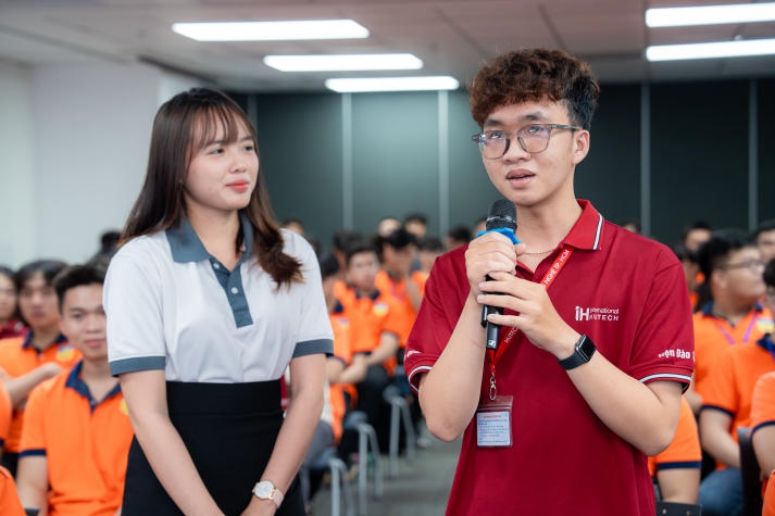 [Video] Students of the Institute of International Education visited DXC Technology Vietnam 94