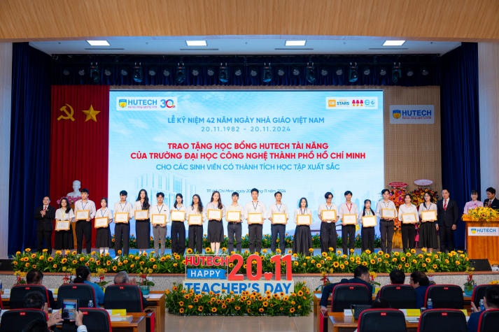 HUTECH trao tặng sinh viên Học bổng Tài năng và Vượt khó với tổng trị giá hơn 3 tỷ đồng 31