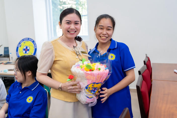 Biến đất sét thành đóa hoa biết nói, sinh viên Khoa Thú y - Chăn nuôi trao yêu thương đến phái nữ 142